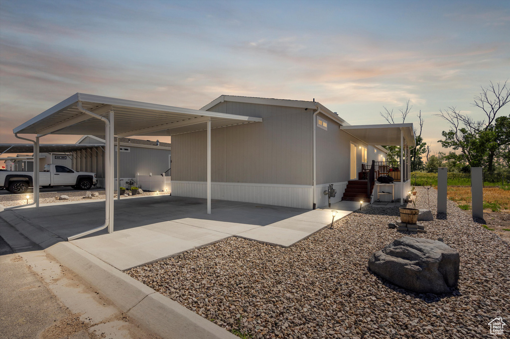 Manufactured / mobile home with a carport