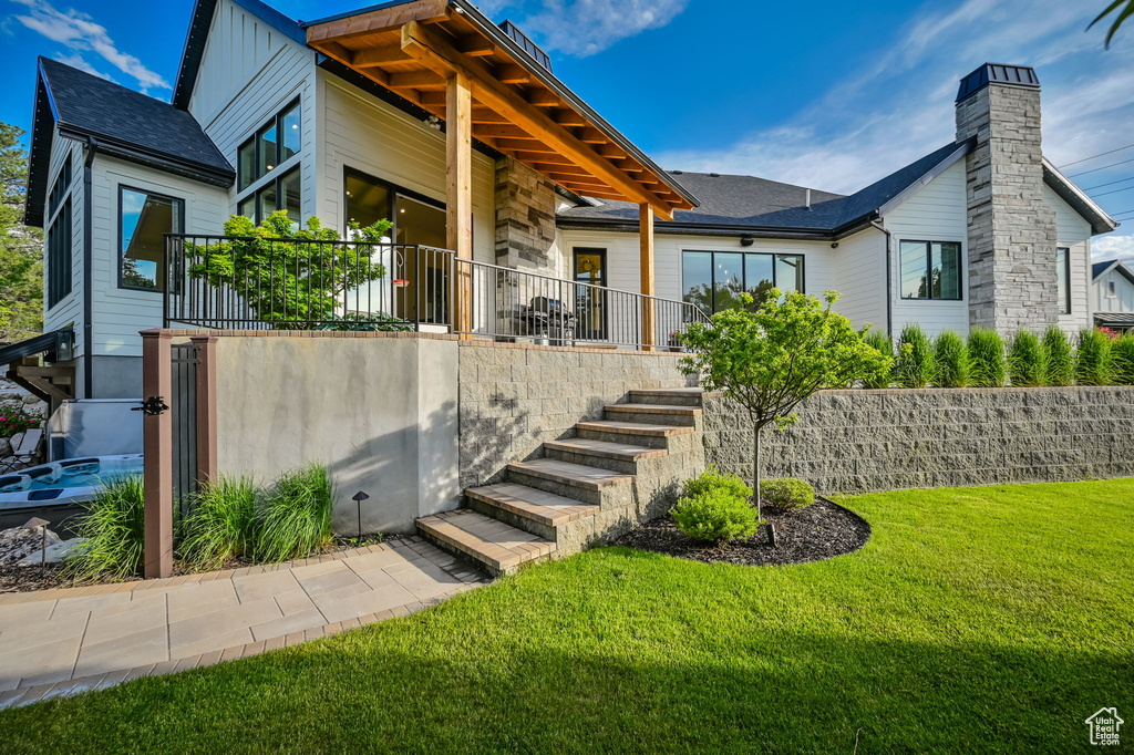 View of front of property featuring a front yard