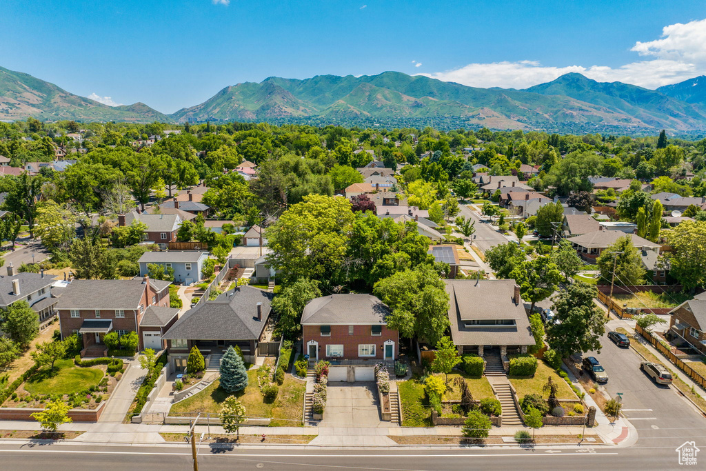 Bird's eye view with a mountain view