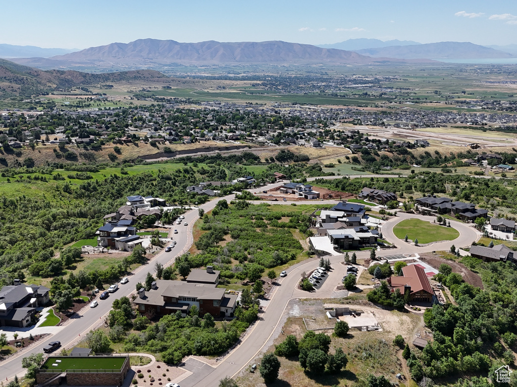 Bird\'s eye view with a mountain view