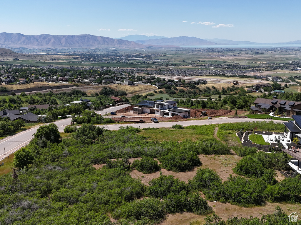 Bird\'s eye view with a mountain view