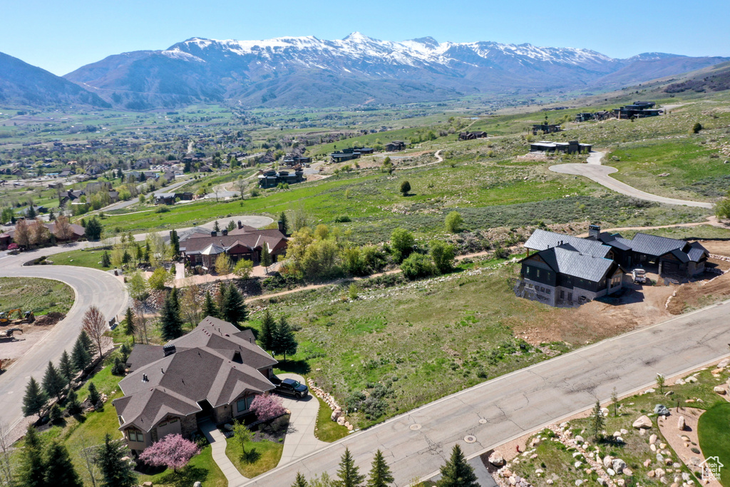 Bird\\\'s eye view with a mountain view