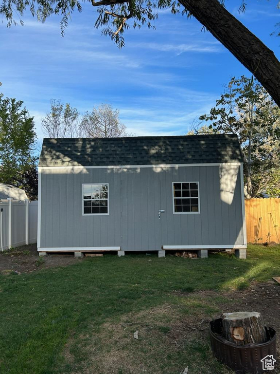 View of shed / structure with a yard