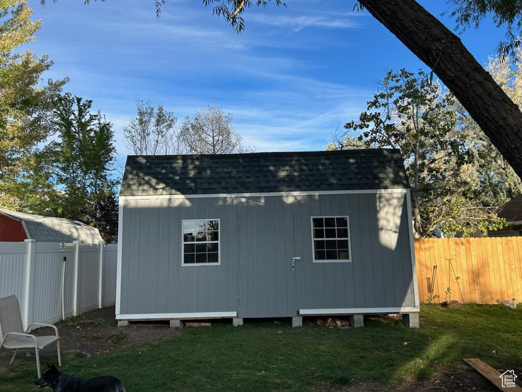 View of shed / structure with a yard