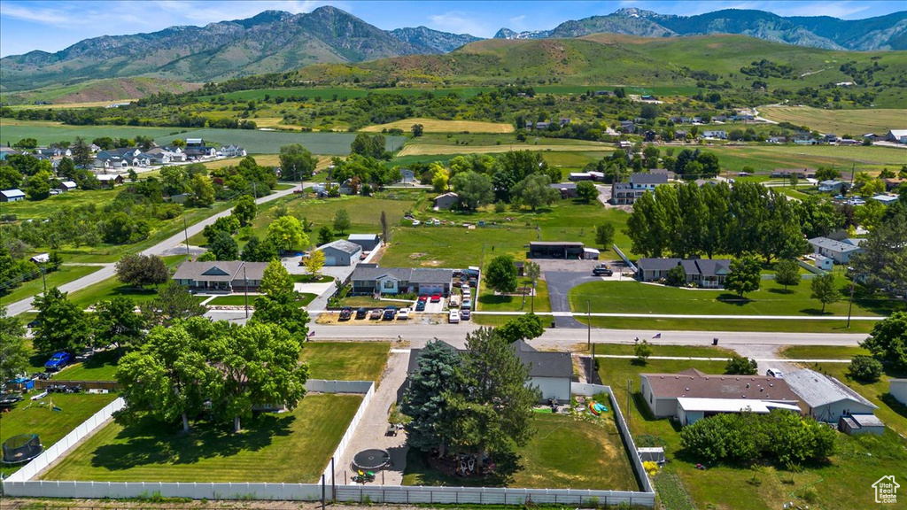 Aerial view with a mountain view