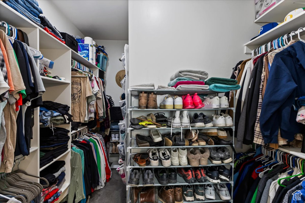 Walk in closet featuring carpet