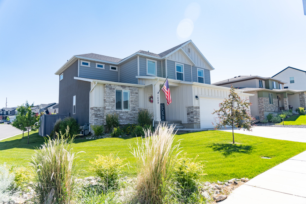 Craftsman-style house featuring a front lawn