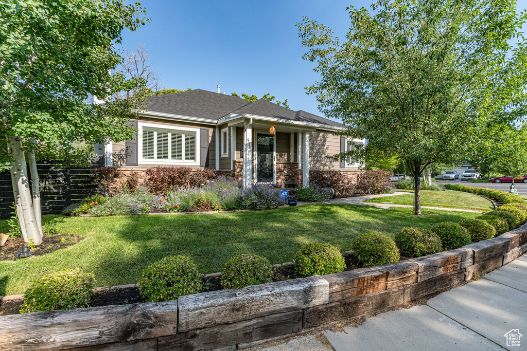 View of front of home featuring a front lawn