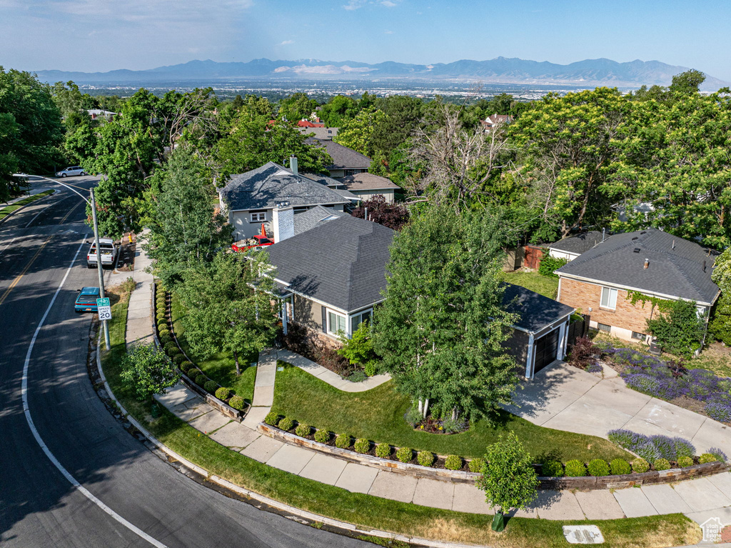 Aerial view with a mountain view