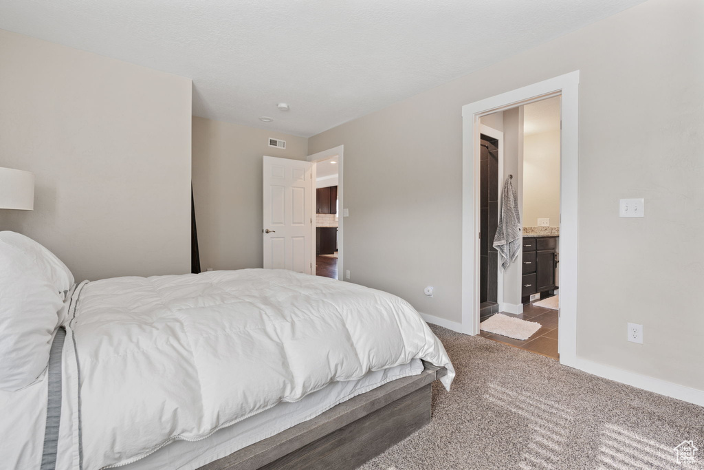 Tiled bedroom with ensuite bath