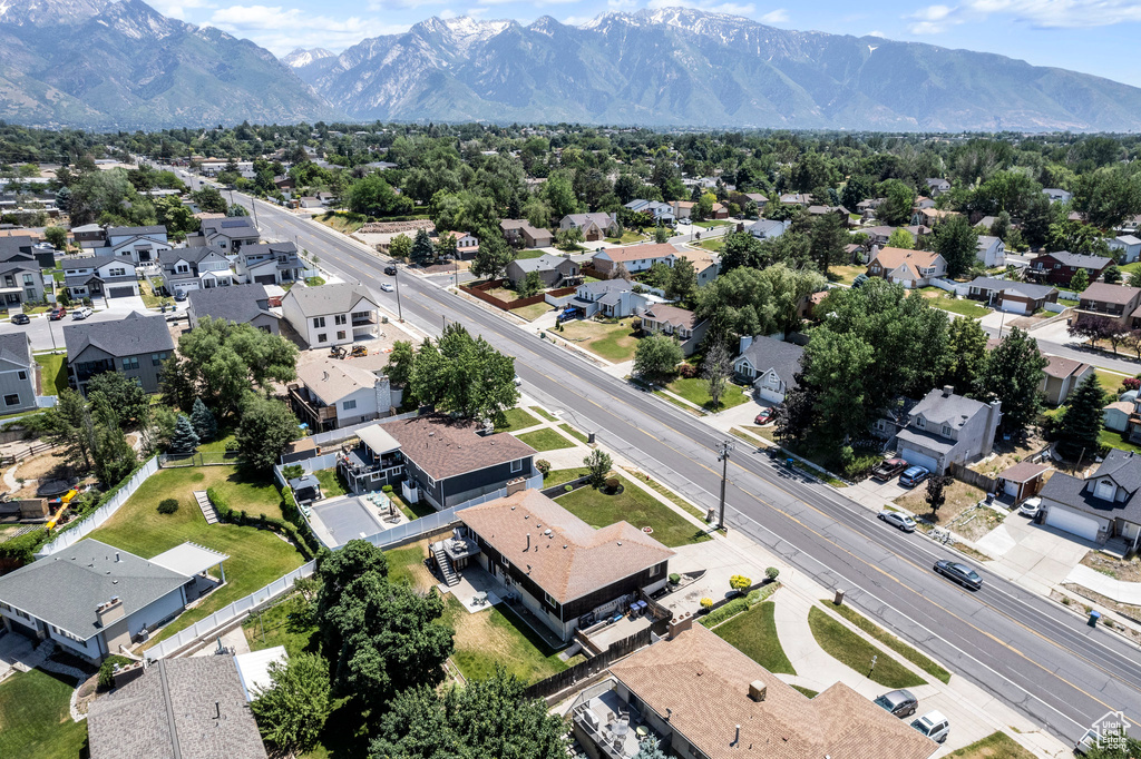 Bird\\\'s eye view with a mountain view