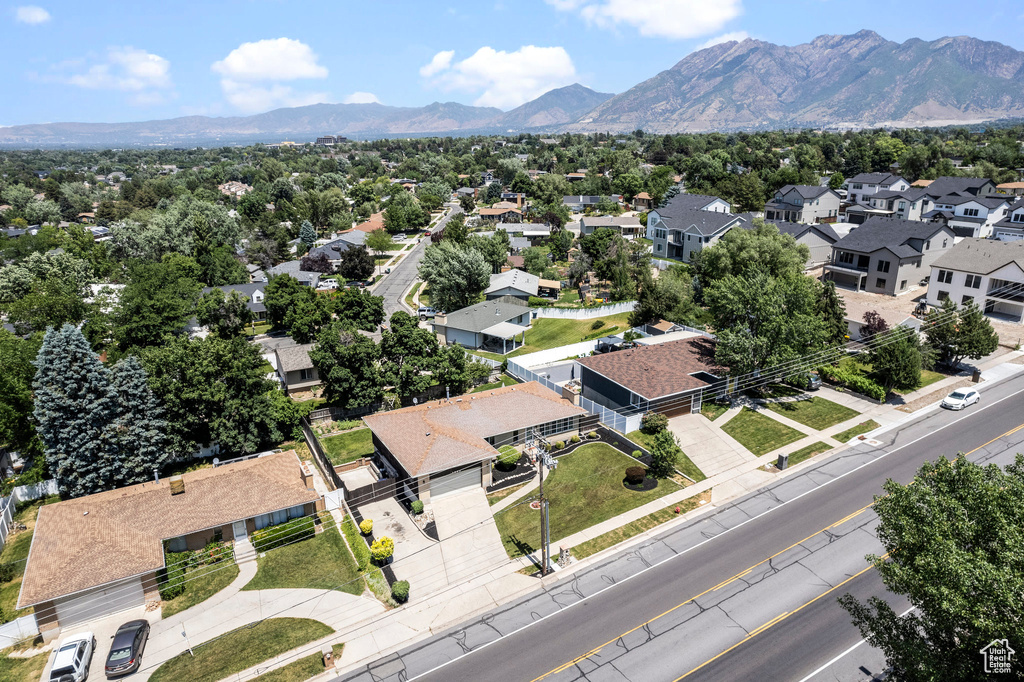 Bird\\\'s eye view featuring a mountain view