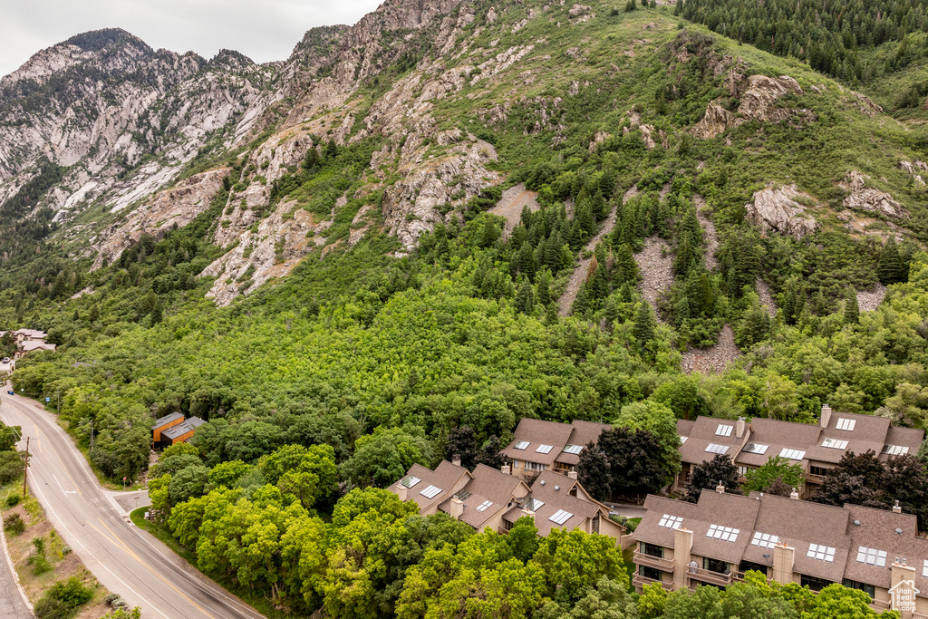 Birds eye view of property featuring a mountain view