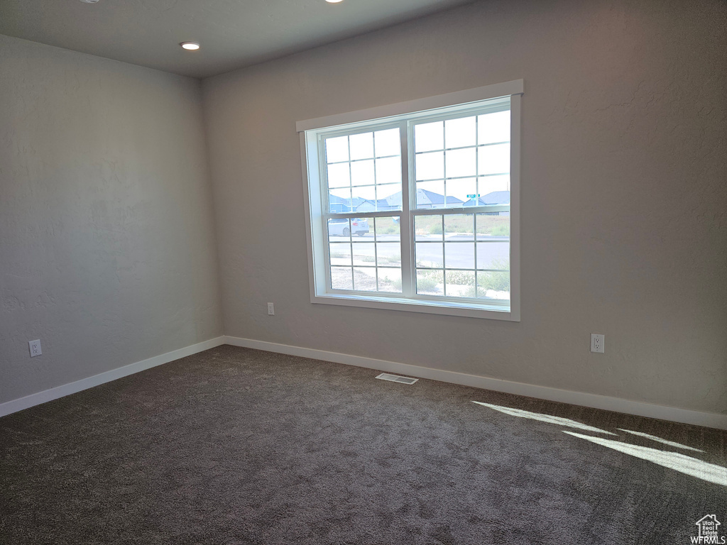 Spare room with a healthy amount of sunlight and carpet floors