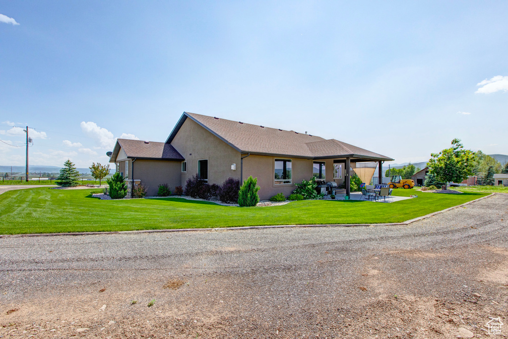 View of front of property featuring a front lawn