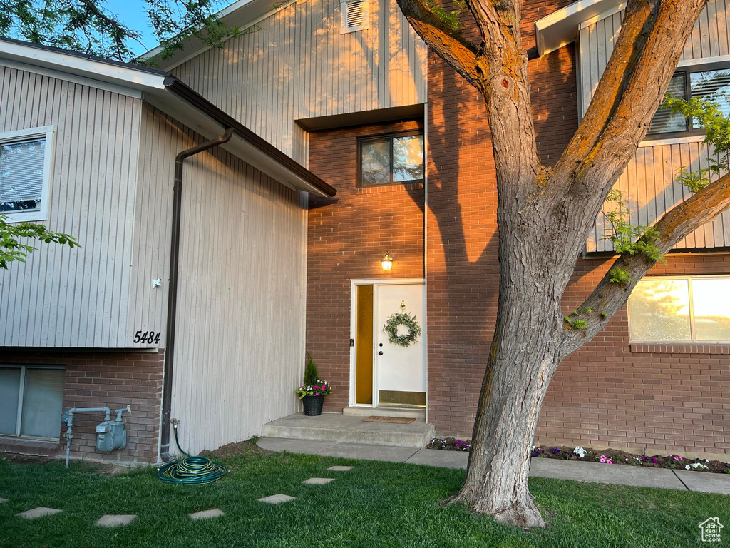 Property entrance featuring a yard