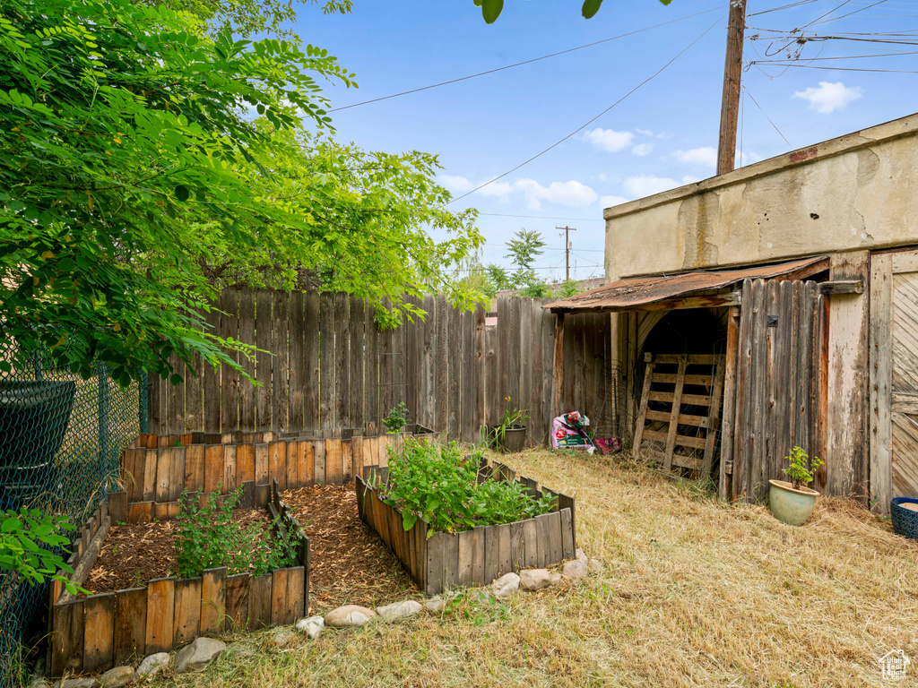 View of yard with an outdoor structure