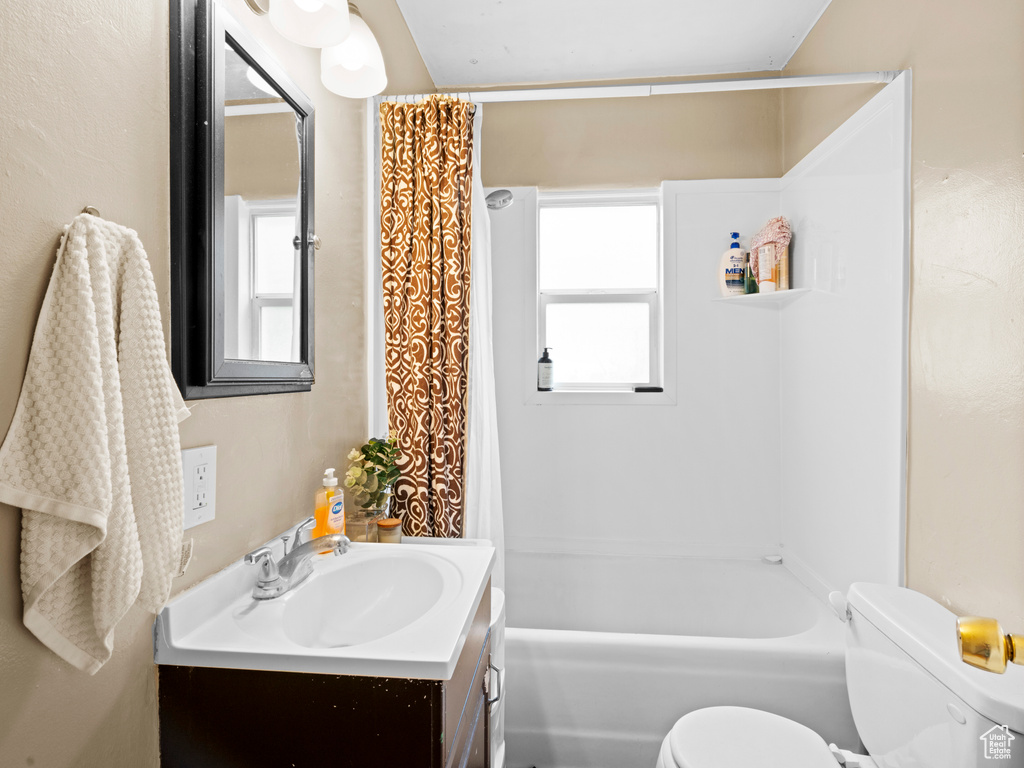 Full bathroom featuring shower / bath combo, toilet, and vanity