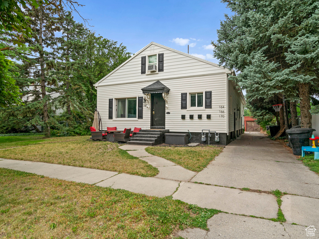 View of front facade featuring a front yard