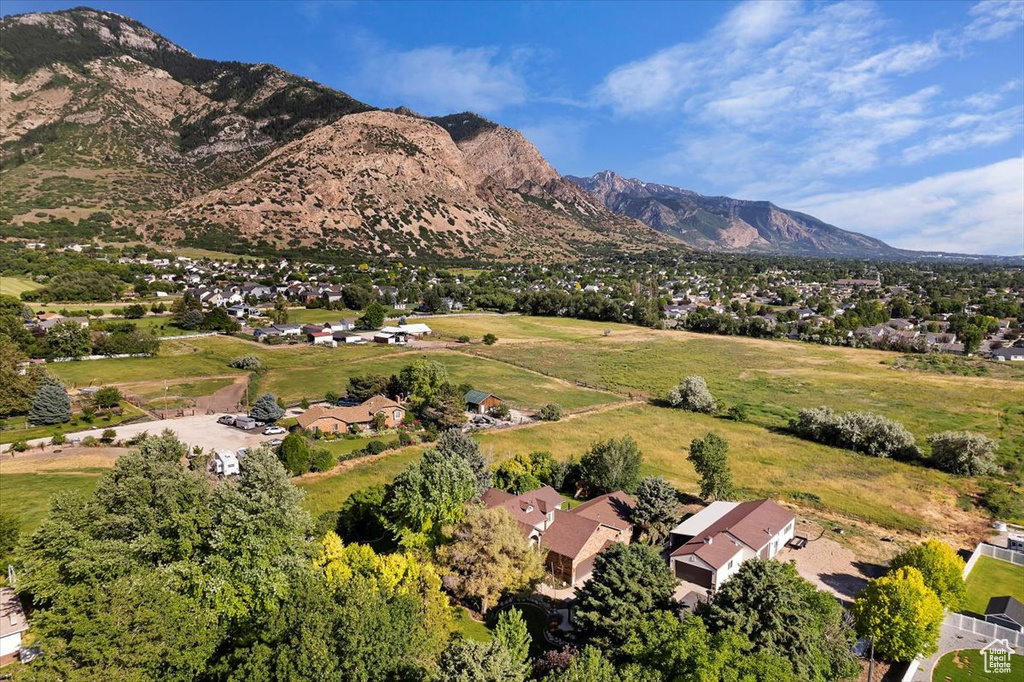 Aerial view with a mountain view