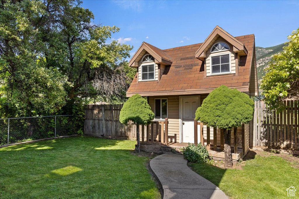 View of front facade with a front yard