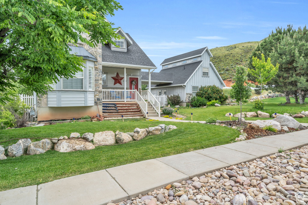 View of front of house with a front yard