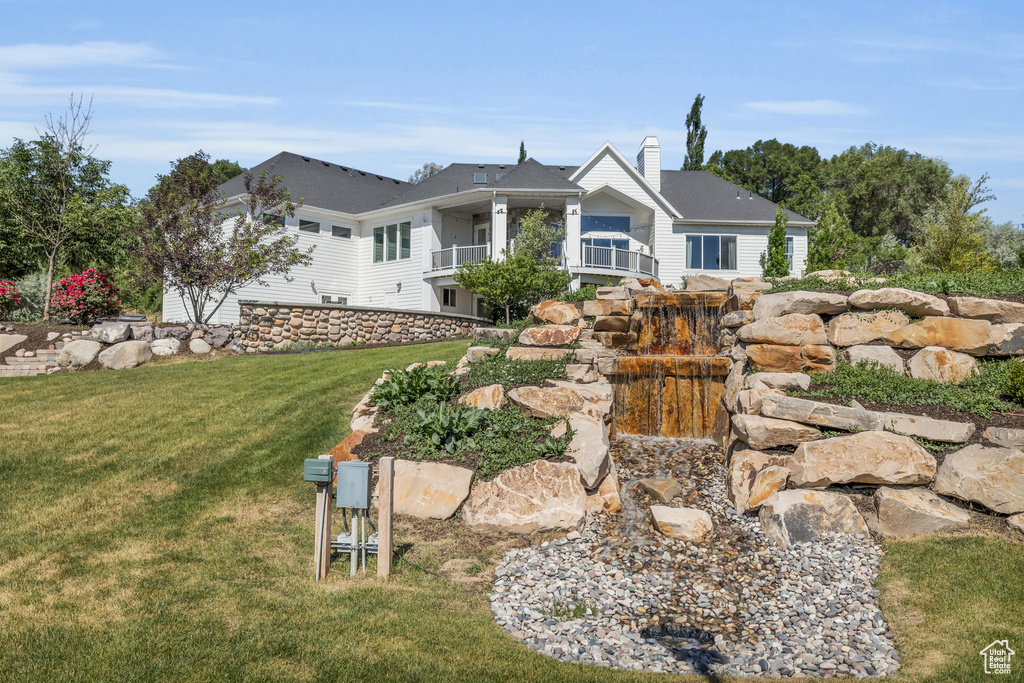 View of front of house featuring a front lawn