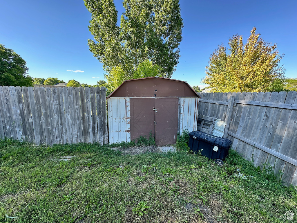 View of yard with a storage shed