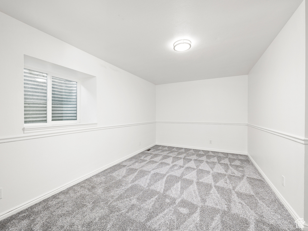 Spare room with carpet flooring