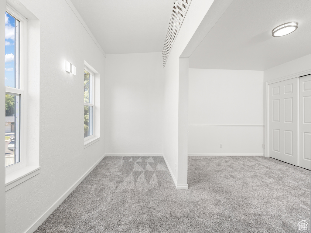 Unfurnished bedroom with carpet flooring and a closet