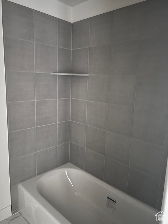 Bathroom with tiled shower / bath