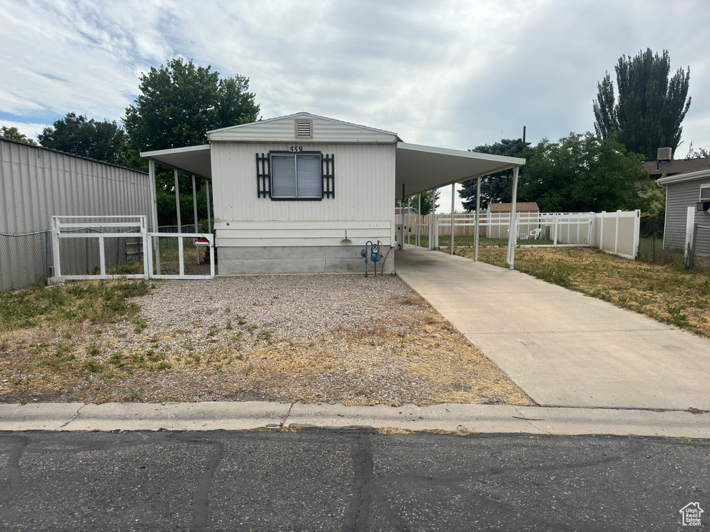 Manufactured / mobile home with a carport