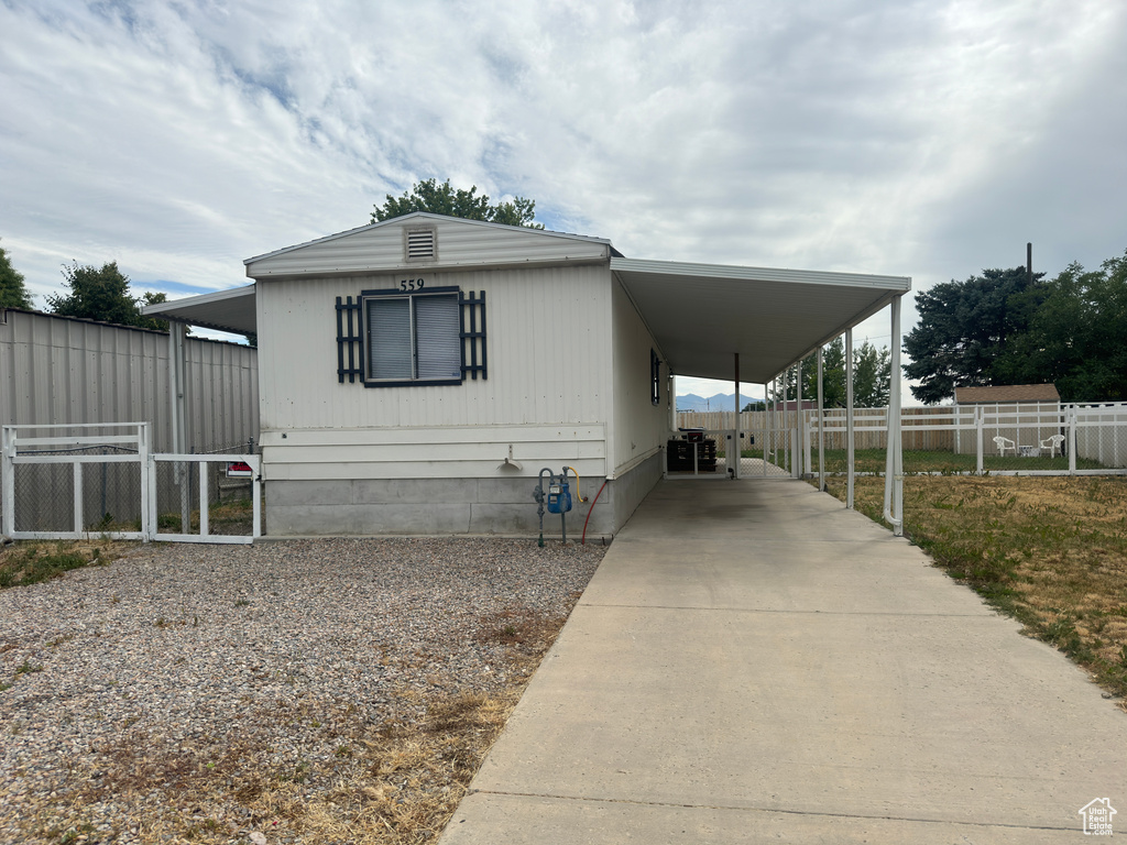 Manufactured / mobile home featuring a carport