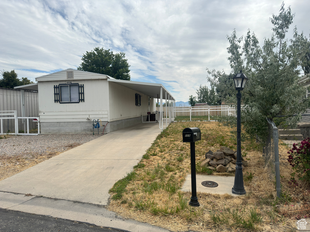 Manufactured / mobile home featuring a carport