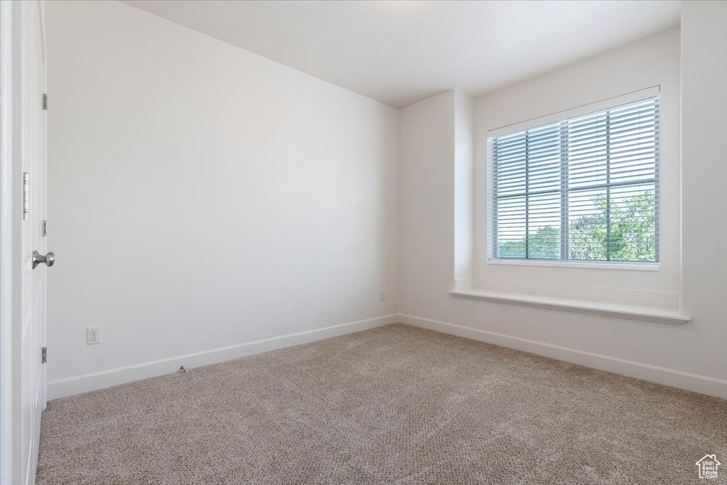 Spare room with carpet flooring