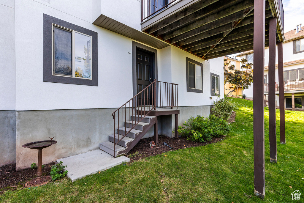 Entrance to property with a yard