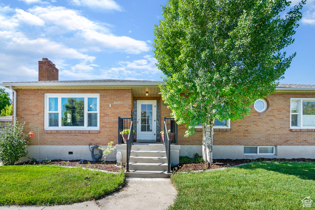 View of front of property featuring a front lawn