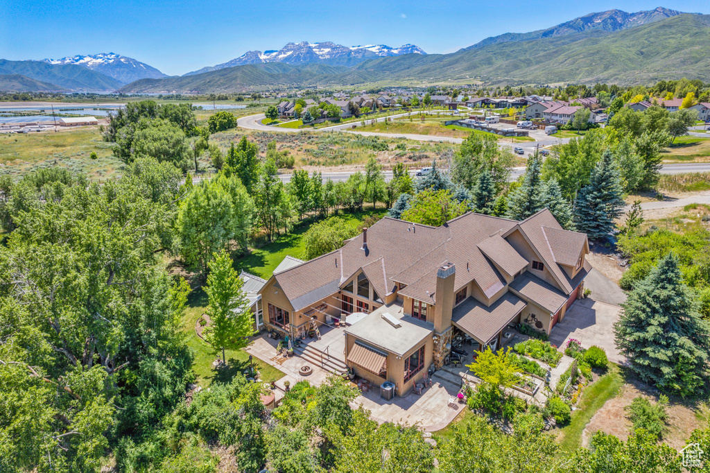 Aerial view with a mountain view