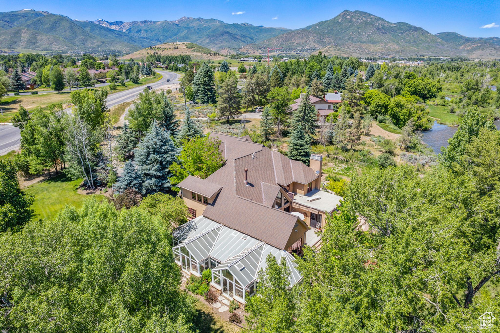 Aerial view with a mountain view