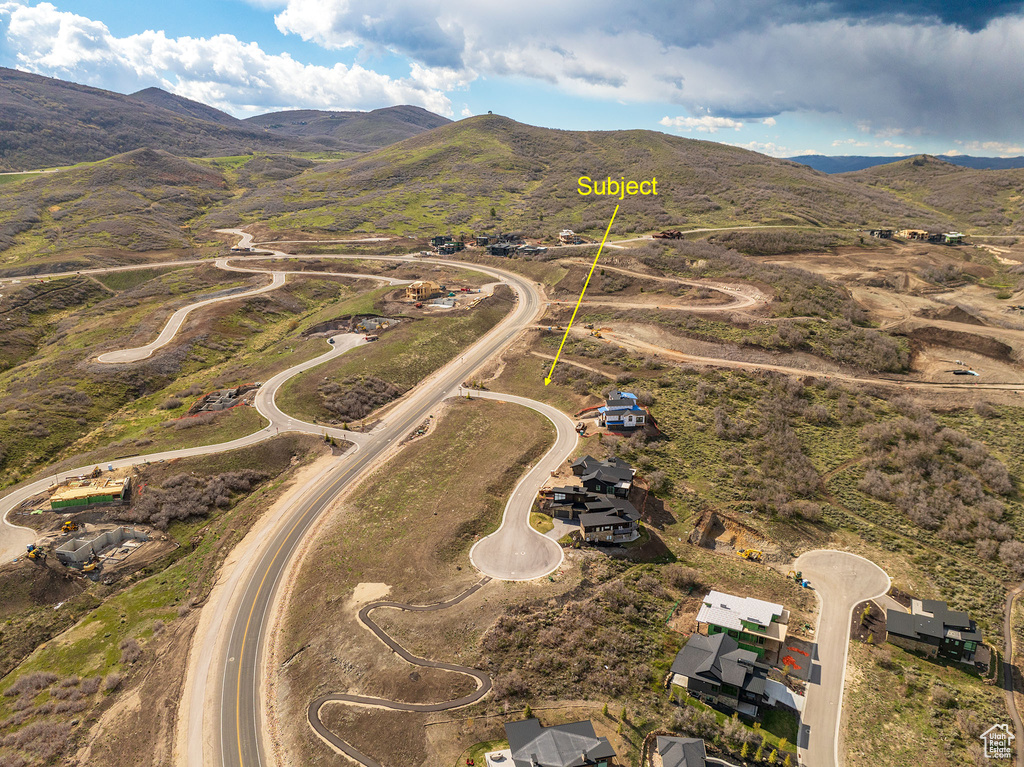 Bird\'s eye view with a mountain view