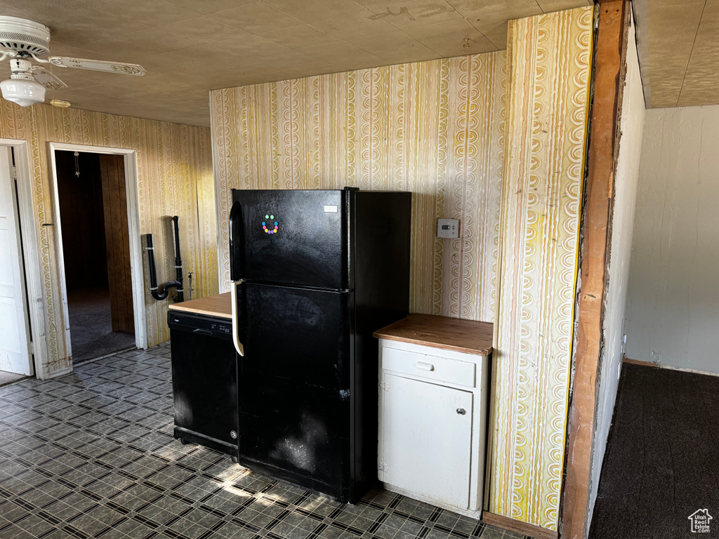 Kitchen with black appliances and ceiling fan