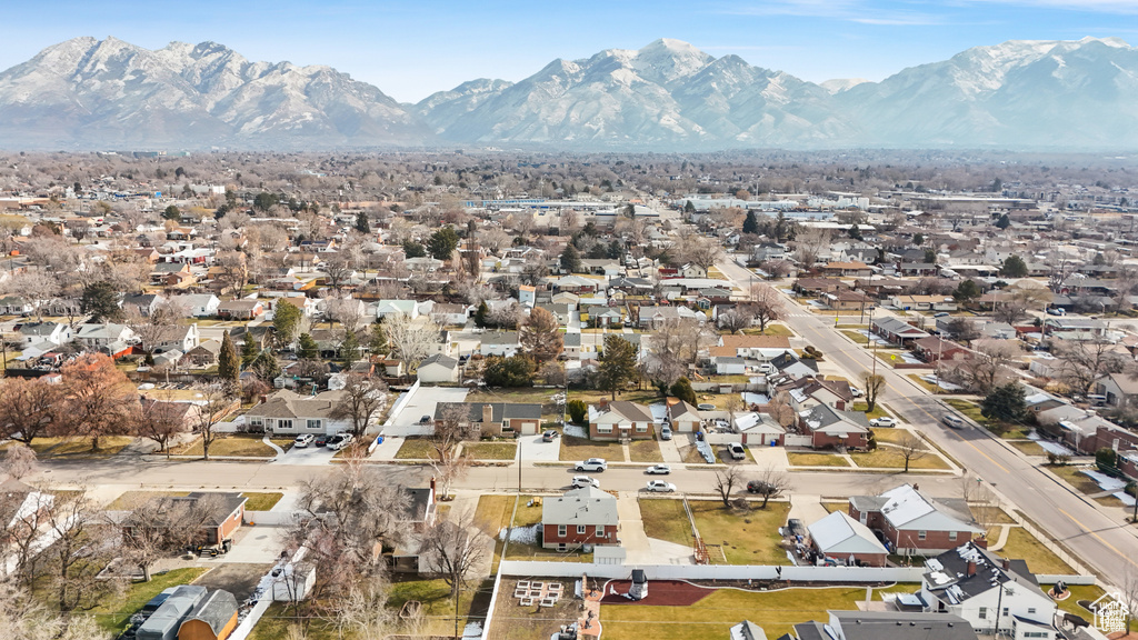 Birds eye view of property featuring a mountain view