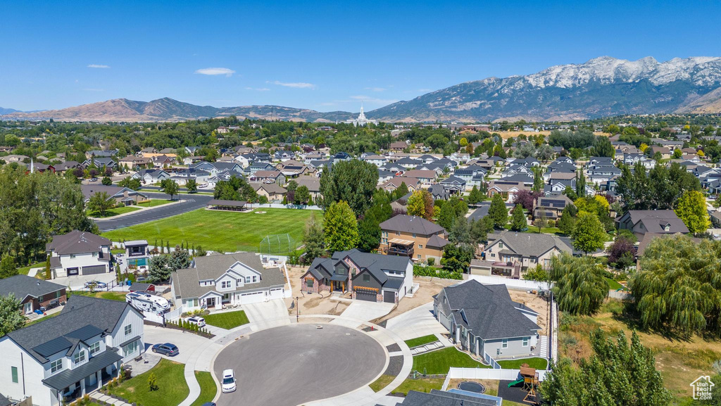 Aerial view with a mountain view