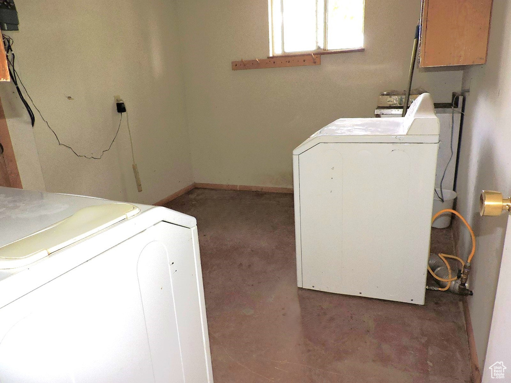 Washroom with washer / dryer