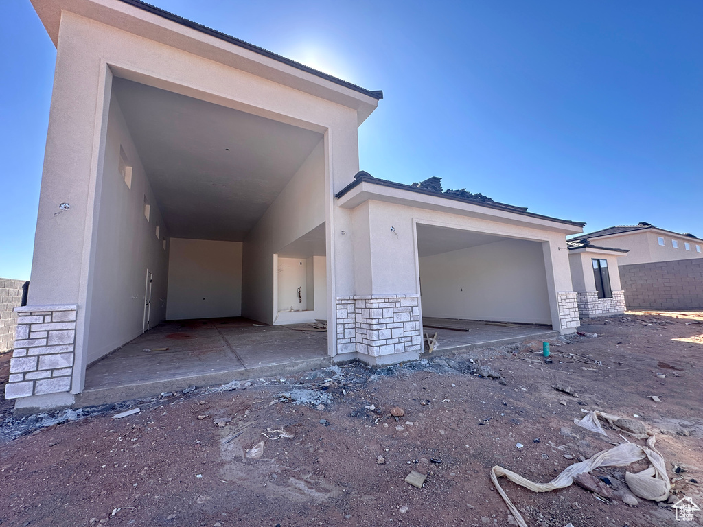 View of front facade with a garage