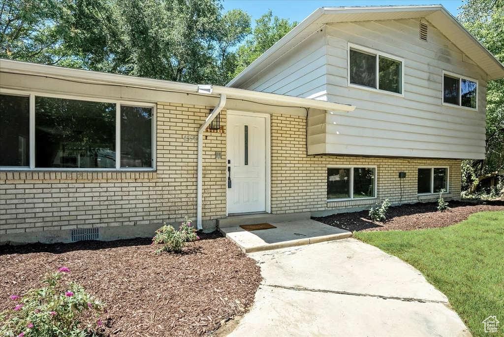 Split level home featuring a front yard