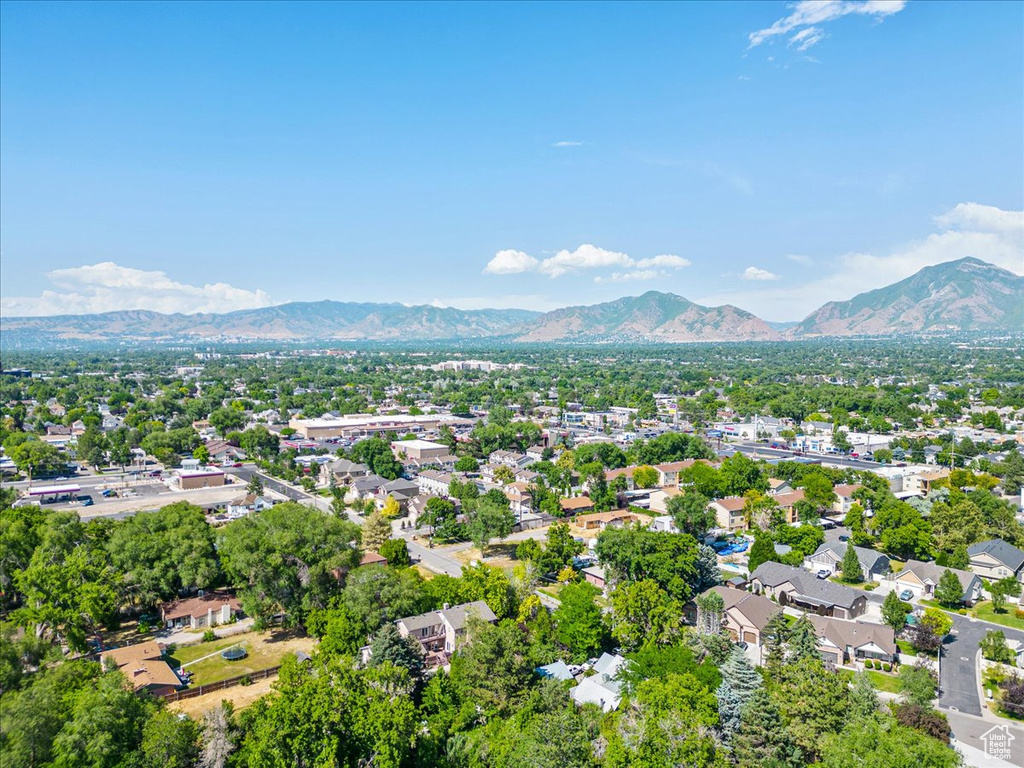 Aerial view with a mountain view