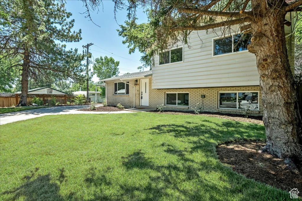 Tri-level home featuring a front yard