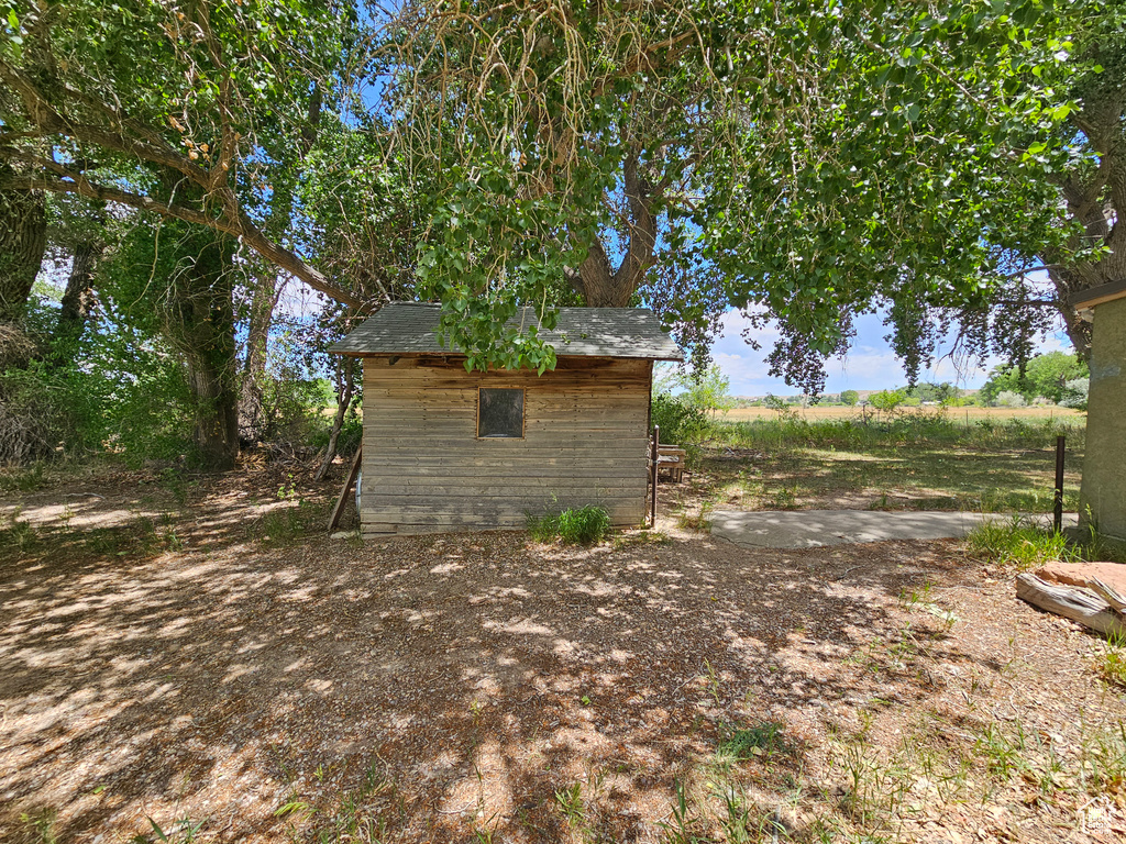 View of yard with an outdoor structure