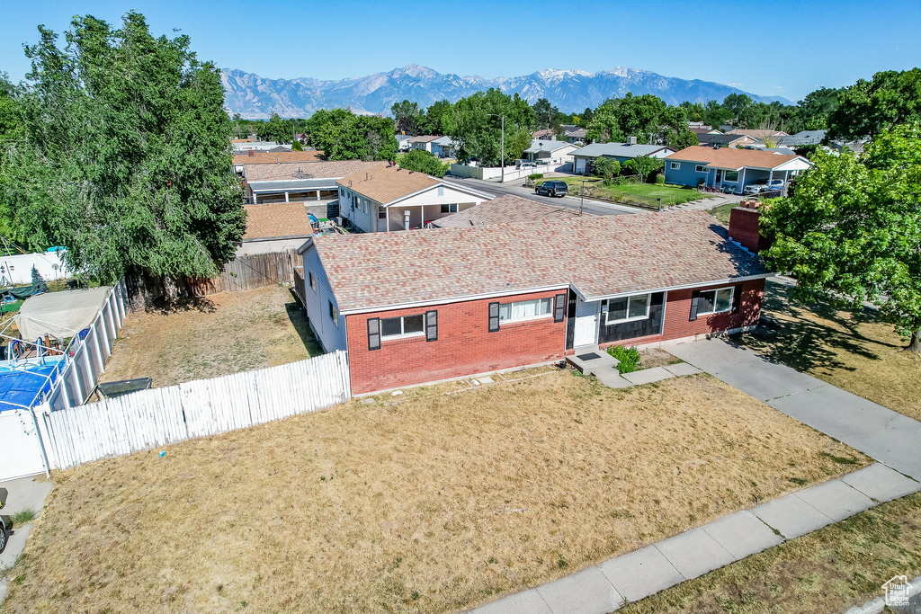 Birds eye view of property featuring a mountain view